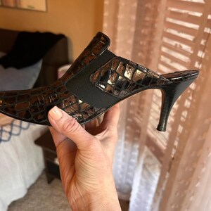 K&ouml;nnte beinhalten: Ein Set aus drei Keramikbechern mit gesprenkelter, matter Oberfl&auml;che. Die Becher sind in Creme-, Hellgrau- und Dunkelgraut&ouml;nen gehalten. Jeder Becher hat ein schlichtes, minimalistisches Design.