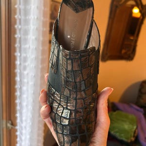 K&ouml;nnte beinhalten: Ein Set aus drei Keramikbechern mit gesprenkelter, matter Oberfl&auml;che. Die Becher sind in Creme-, Hellgrau- und Dunkelgraut&ouml;nen gehalten. Jeder Becher hat ein schlichtes, minimalistisches Design.