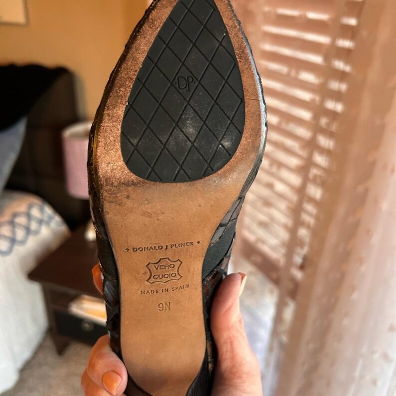 Donald J. Pliner Mule Heels aus Leder mit Krokoprägung Size 9N Bild 9