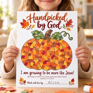 Puede incluir: Una hoja de manualidades rectangular blanca con el texto Handpicked by God en la parte superior y I am growing to be more like Jesus! en la inferior. Una gran ilustración de calabaza está rellena con recortes de hojas de papel naranja, amarillo y rojo.