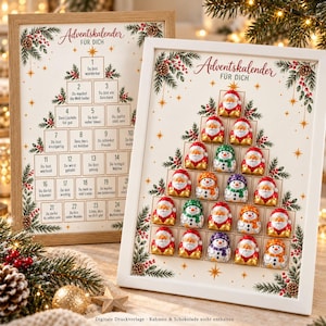 Könnte beinhalten: Zwei gerahmte Adventskalender mit Weihnachtsbaum-Motiv. Ein Rahmen enthält Text in Kästchen von 1 bis 24, während der andere Schokoladenfiguren von Weihnachtsmännern und Schneemännern in Baumform unter dem Schriftzug Adventskalender zeigt.