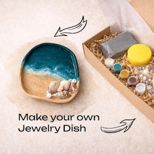 Peut inclure: Kit de bricolage pour créer un plat à bijoux. Le plat fini présente un thème de plage avec des vagues en résine bleue, du sable et des coquillages. Le kit comprend une boîte en carton avec de la résine, des peintures et de la colle.