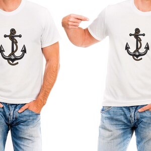Peut inclure: Deux t-shirts blancs avec un motif d'ancre noire et une corde. Les t-shirts sont port&eacute;s avec des jeans bleus. L'image montre deux personnes portant le m&ecirc;me motif de t-shirt.