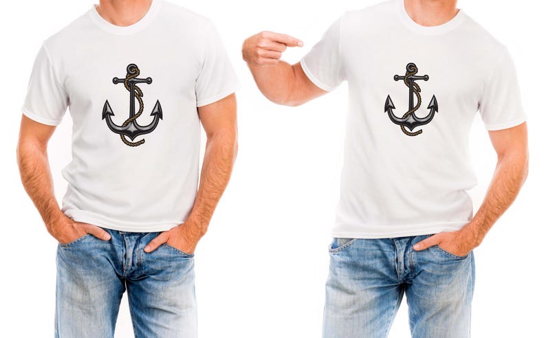 Peut inclure: Deux t-shirts blancs avec un motif d'ancre noire et une corde. Les t-shirts sont port&eacute;s avec des jeans bleus. L'image montre deux personnes portant le m&ecirc;me motif de t-shirt.