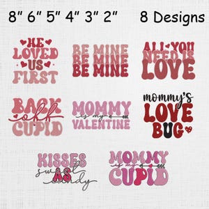 Op de afbeelding: Acht Valentijnsdagontwerpen in roze en rood, met teksten als "He Loved Us First", "Be Mine" en "All You Need Is Love". Maten variërend van 5 tot 20 cm. De ontwerpen bevatten harten en zinnen voor de feestdag.