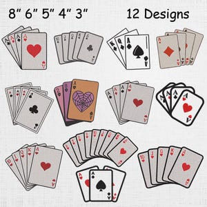 以下が含まれることがあります： さまざまなスートとカードの値を特徴とする、トランプのデザインのコレクション。カードは扇形と積み重ねられた構成で配置されています。画像には「8" 6" 5" 4" 3"」と「12 Designs」というテキストが含まれています。