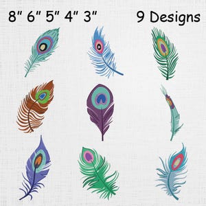 以下が含まれることがあります： さまざまな色（ティール、茶色、紫、緑など）の9つの刺繍された孔雀の羽のデザイン。 羽のサイズは7.6〜20.3 cmです。 テキスト「9 Designs」が右上隅に表示されます。