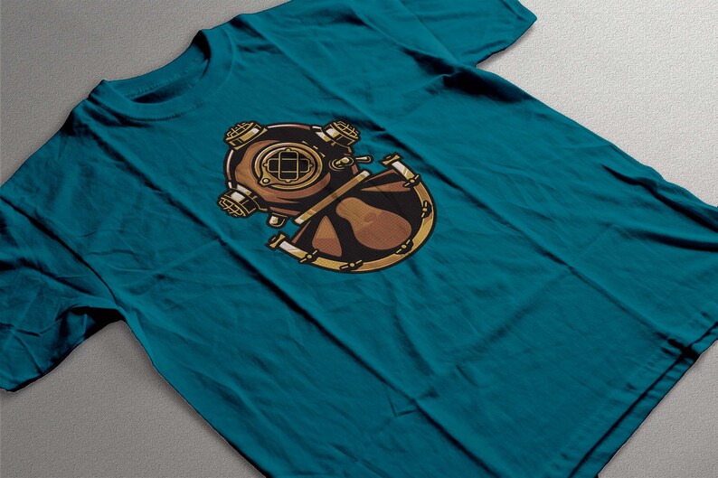 Peut inclure: T-shirt de couleur sarcelle avec un motif de casque de plong&eacute;e vintage. Le motif est marron et dor&eacute;, avec des d&eacute;tails complexes. Le t-shirt est en mati&egrave;re souple, adapt&eacute; au port d&eacute;contract&eacute;. Le motif est centr&eacute; sur le devant.