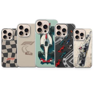 Peut inclure: Cinq coques de téléphone avec des motifs de course. Les coques présentent un drapeau à damier, un logo de Formule 1, une voiture de course, une piste de course avec des voitures et une illustration vintage d'un véhicule.