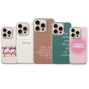 Puede incluir: Una colección de cinco fundas para teléfonos con citas inspiradoras. Las fundas presentan varios colores, incluyendo blanco, rosa, marrón y verde. Cada funda tiene un diseño diferente, con texto como "You speak to yourself matters" y "Good things are coming".