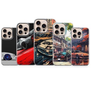 Puede incluir: Cinco fundas para teléfono con diseños de coches. Las fundas presentan ilustraciones de coches deportivos japoneses clásicos en varios entornos, incluyendo paisajes urbanos y escenas de carreras. La paleta de colores incluye tonos de negro, blanco, rojo y naranja.