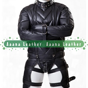 Op de afbeelding: Zwart leren dwangpak met een gewatteerd ontwerp. Het pak heeft een hoge kraag, arm- en beenboeien. De tekst "Aana Leather" wordt op de afbeelding weergegeven.