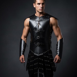 Pode incluir: Conjunto de armadura de couro preto com colete sem mangas com fechos de fivela, ombreiras e tachas. O conjunto inclui punhos de braço a condizer com detalhes de atacadores e uma parte inferior semelhante a uma saia, perfeito para cosplay ou eventos de fantasia.
