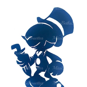 Puede incluir: Silueta azul de un personaje de dibujos animados con sombrero de copa, sosteniendo un bastón. El personaje lleva un traje y tiene un botón redondo en el pecho. La imagen está sobre un fondo blanco.