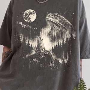 Groda som ylar vid månen T-shirt, Vintage groda grafisk t-shirt, rolig amfibie natur T-shirt, mörk skog Cottagecore djurliv gåva