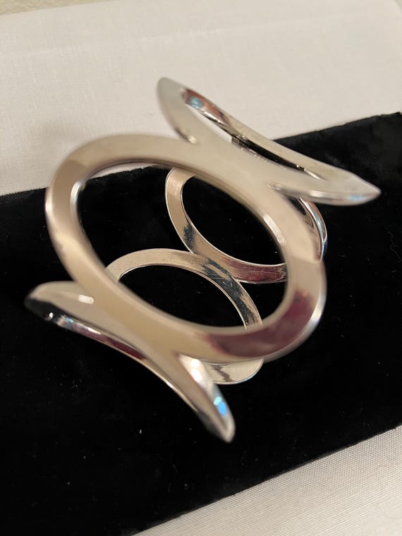 Hinged cuff - image 1