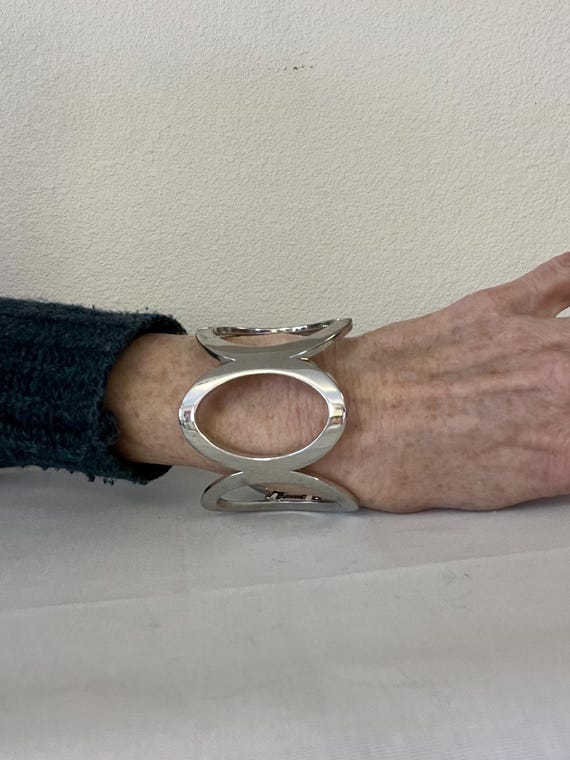 Hinged cuff - image 3