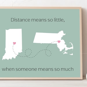 Może przedstawiać: Jasnozielony wydruk do druku na ścianę z cytatem: "Odległość ma tak małe znaczenie, gdy ktoś znaczy tak wiele". Wydruk przedstawia mapę Indiany i Massachusetts z różowym sercem na każdym stanie.