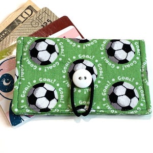 Grüner Fußball - Stoff Mini Geldbörse mit Verschluß. Visitenkartenhalter. Geschenkkartenhalter. Kleines Kartenetui. Kleine Geldbörse für Kreditkarten.