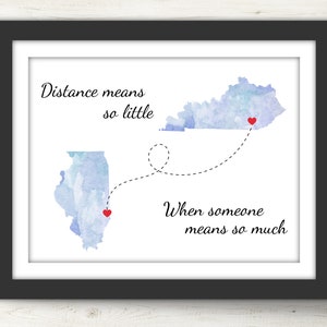 Może przedstawiać: Aquarelowy wydruk przedstawiający stany Illinois i Kentucky, połączone przerywaną linią. Tekst brzmi: "Odległość znaczy tak mało, gdy ktoś znaczy tak wiele".