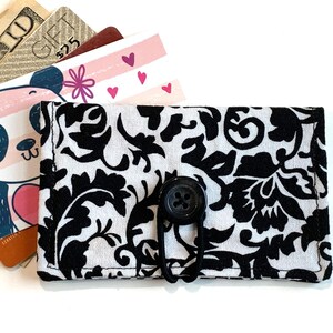 Schwarzes Floral - Stoff Mini Portemonnaie mit Verschluß. Visitenkartenhalter. Geschenkkartenhalter. Kleines Kartenetui. Kreditkartenhalter. Kleine Geldbörse.
