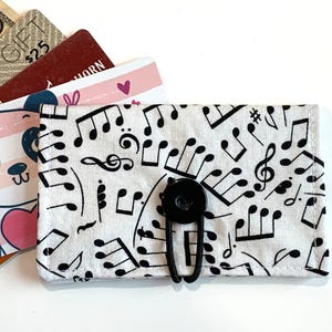 Musik Noten - Mini Geldbörse aus Stoff mit Verschluss. Visitenkartenhalter. Geschenkkartenhalter. Kleines Kartenetui. Kreditkartenhalter. Kleine Geldbörse.