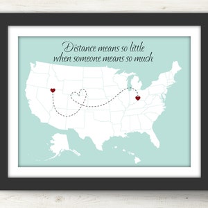 Może przedstawiać: Drukowana grafika z mapą Stanów Zjednoczonych. Mapa przedstawia przerywaną linię łączącą dwa czerwone serca, jedno na zachodzie, a drugie na wschodzie. Tekst "Distance means so little when someone means so much" znajduje się na górze mapy.
