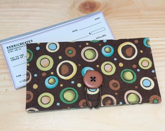 SOFORT LIEFERBAR - Braun mit Kreisen Scheckheftumschlag - mit Verschluss, Dots Scheckheft, Stoff-Scheckheftumschlag. Scheckheft-Geldbörse. Weihnachtsgeschenk
