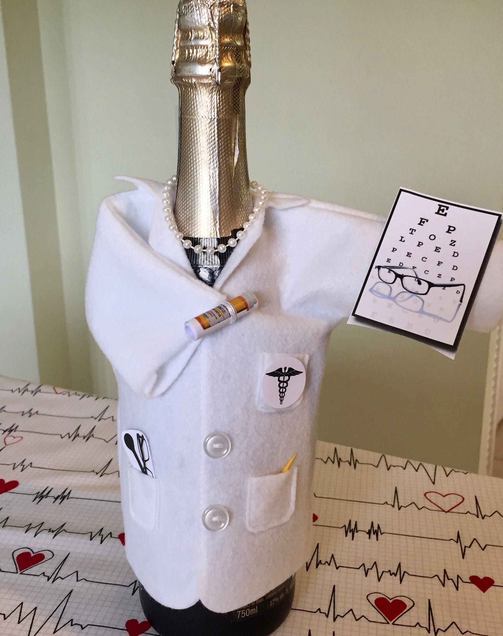 White Coat Wine Bag for Doctors - Felt Wine Gift Bag with Otoscope,  Syringe, Capsules, Tie & necklace | Doctors Wine Cover Gifts for Women and  Men