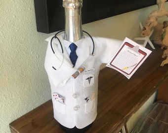 Personalization free (be detailed),Pharmacist,Doctor,Dentist,Surgery,Physical Therapy,Medical Graduate,Radiology,White Coat, bottle cover