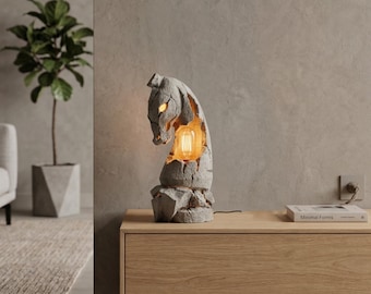 Lampa w kratkę z koniem – nowoczesna sztuka z oświetleniem ambientowym