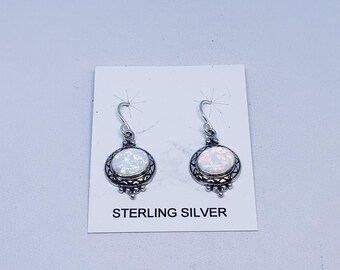 Ovale Ohrringe mit Weißem Opal mit Sterling Silber