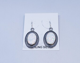 Ovale Ohrringe mit Weißem Opal mit Sterling Silber