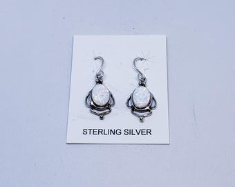 Ovale Ohrringe mit Weißem Opal mit Sterling Silber