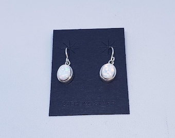 Ovale Ohrringe mit Weißem Opal mit Sterling Silber