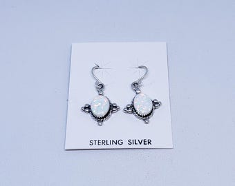 Ovale Ohrringe mit Weißem Opal mit Sterling Silber
