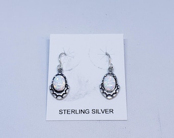 Ovale Ohrringe mit Weißem Opal mit Sterling Silber