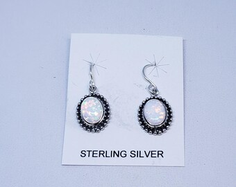 Ovale Ohrringe mit Weißem Opal mit Sterling Silber