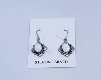 Ovale Ohrringe mit Weißem Opal mit Sterling Silber