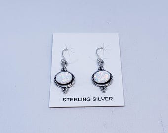 Ovale Ohrringe mit Weißem Opal mit Sterling Silber