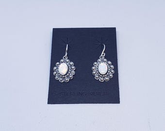 Ovale Ohrringe mit Weißem Opal mit Sterling Silber