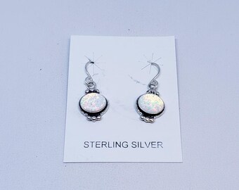 Ovale Ohrringe mit Weißem Opal mit Sterling Silber