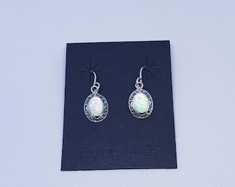 Ovale Ohrringe mit Weißem Opal mit Sterling Silber