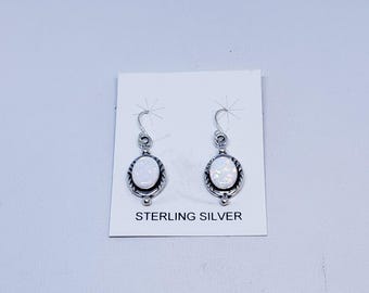 Ovale Ohrringe mit Weißem Opal mit Sterling Silber