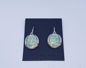 Ovale Ohrringe mit Weißem Opal mit Sterling Silber