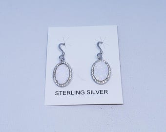 Ovale Ohrringe mit Weißem Opal mit Sterling Silber