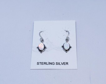 Ovale Ohrringe mit Weißem Opal mit Sterling Silber