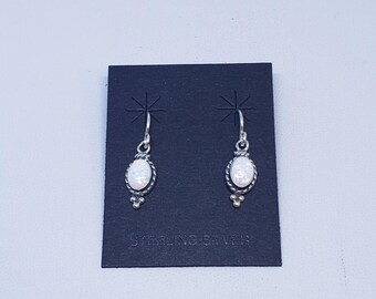 Ovale Ohrringe mit Weißem Opal mit Sterling Silber