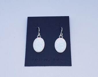 Ovale Ohrringe mit Weißem Opal mit Sterling Silber