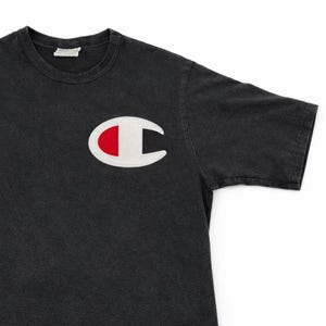 Puede incluir: Un juego de tres tazas de cerámica con un acabado moteado y mate. Las tazas son de color crema, gris claro y gris oscuro. Cada taza tiene un diseño simple y minimalista y un asa redondeada. Las tazas están apiladas una encima de la otra.